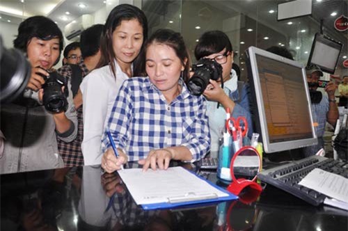 "Tỷ phú ve chai" rơi lệ khi nhận hơn 1 triệu yên