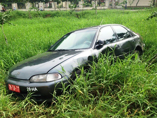 Tai nạn giao thông ở TP HCM: Ô tô biển đỏ bay xuống rãnh sâu hơn 1m