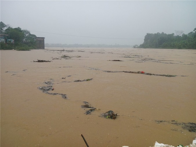 Mưa lũ ở Hà Tĩnh: Nước sông dâng cao, lo ngại lũ quét