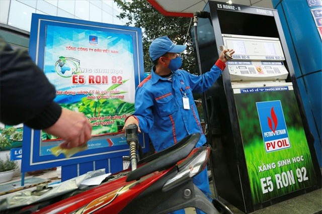BẢN TIN TÀI CHÍNH-KINH DOANH: Giá xăng dầu hạ nhiệt chờ ngày giảm sâu, Thủ tướng duyệt phương án cổ phần hóa Vinalines
