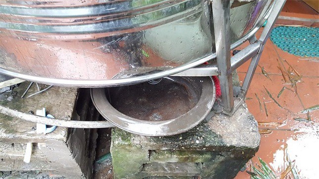 Người dân hú vía khi chứng kiến bình nước sập đổ trên mái