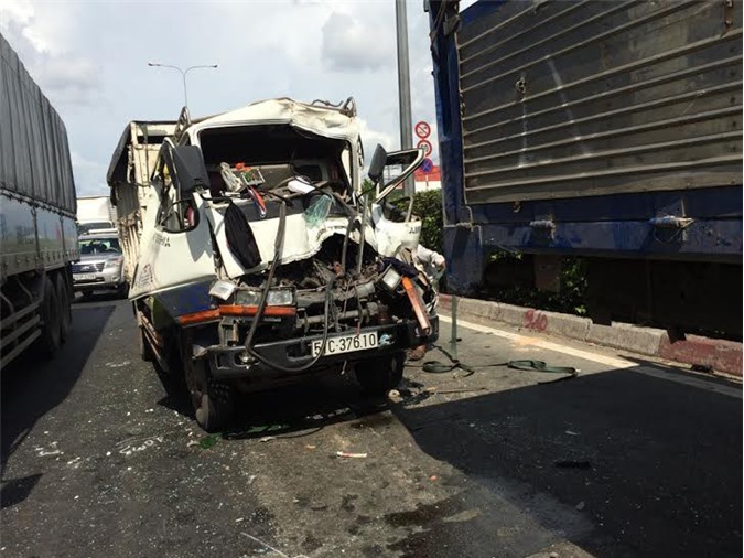 TP. HCM: Hai xe tải tông nhau một tài xế nguy kịch, kẹt cứng trong cabin