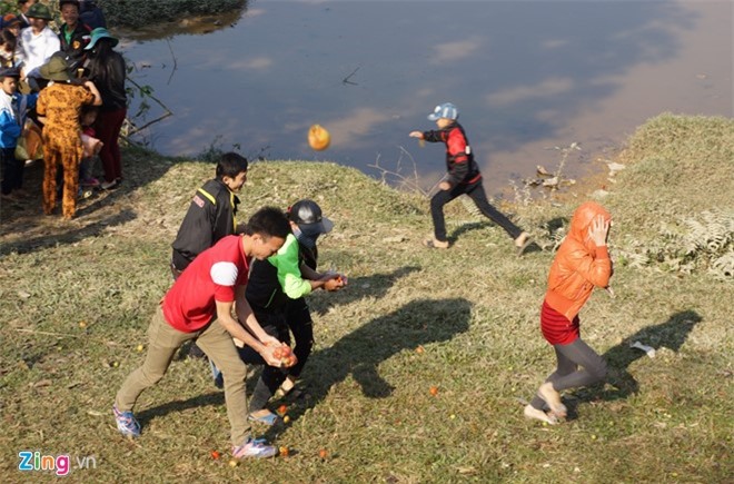 Hình ảnh ném nhau độc đáo để "cầu may" ở xứ Thanh