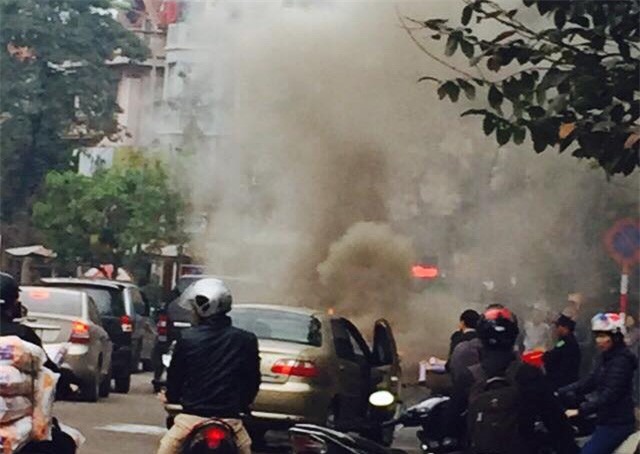 Xe ô tô 4 chỗ bốc cháy ngùn ngụt giữa phố Hà Nội