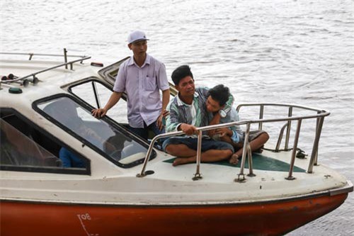 Sà lan đâm chìm tàu chở cát: Vớt tàu vẫn chưa thấy 2 mẹ con 