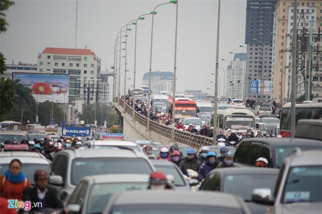 Ngày đầu khai xuân, đường Hà Nội kẹt cứng
