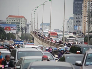 Ngày đầu khai xuân, đường Hà Nội kẹt cứng