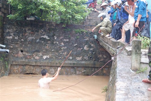 Mưa lớn ở Quảng Ninh, một phụ nữ bị nước cuốn trôi