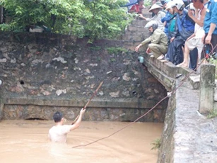 Mưa lớn ở Quảng Ninh, một phụ nữ bị nước cuốn trôi
