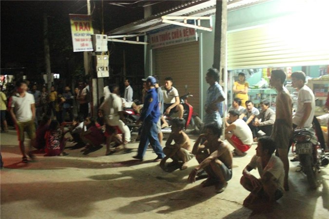 Nghi trộm cắp tài sản, 4 nam thanh niên bị người dân khống chế